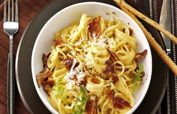 Spaghetti with a Spinach, Pieces of Ham and Garlic